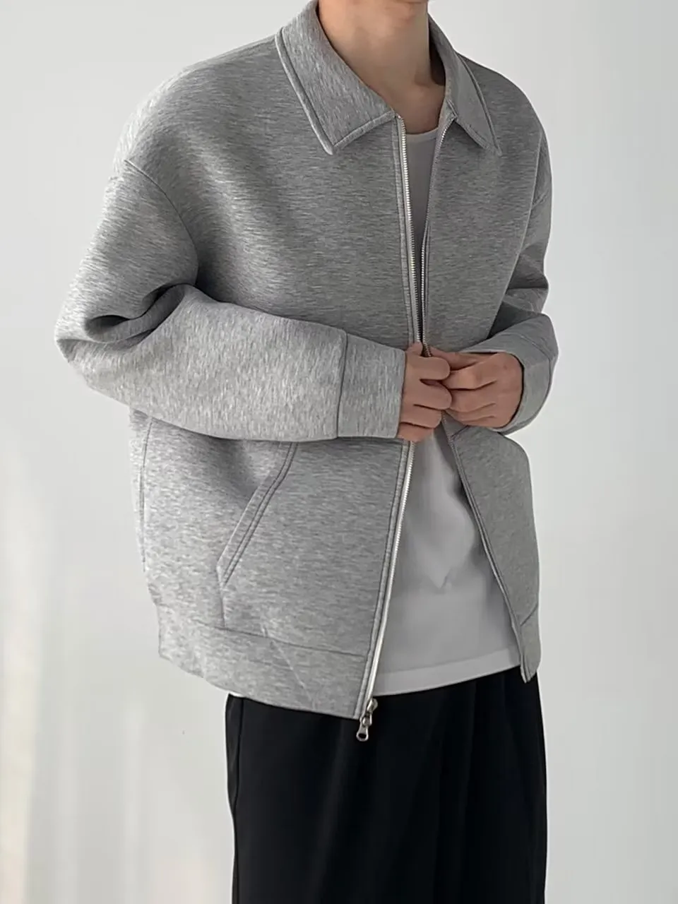 Colarinho e fecho de correr, de cor clara, para homem Colarinho e fecho de correr, de cor clara, para homem