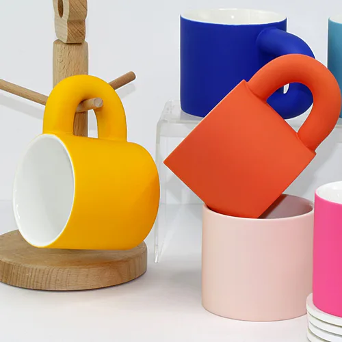 Tasse en céramique à poignée épaisse